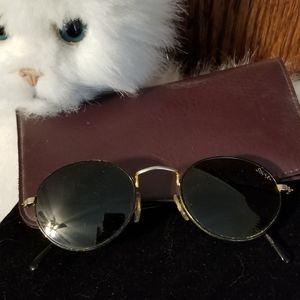 Wirerimmed sunglasses none prescription.